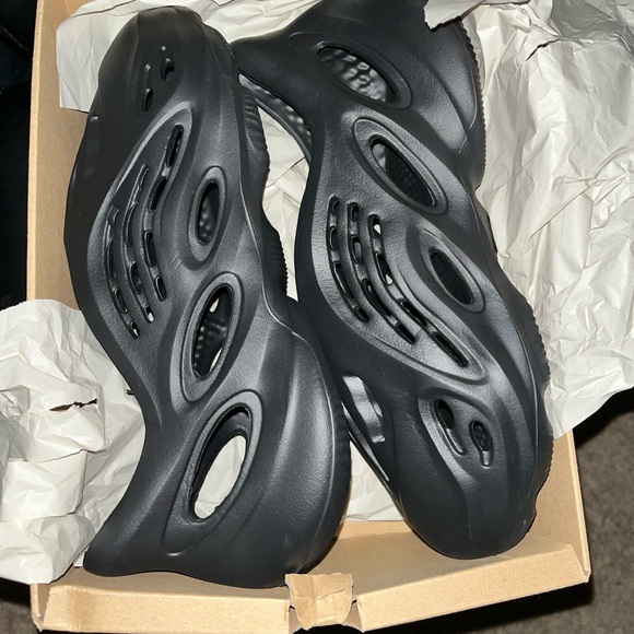 Yeezy slide foam runner onyx size 9 men’s - Picture 5 of 7